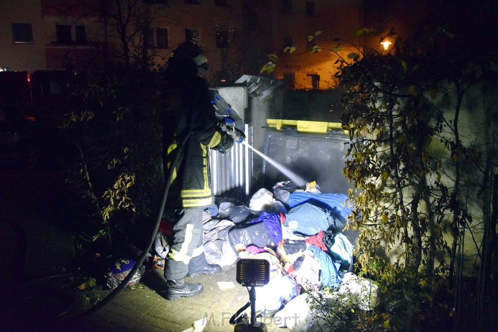 Mehrere Muell Sperrmuellbraende Köln Vingst Ansbacherstr P83.JPG - Miklos Laubert